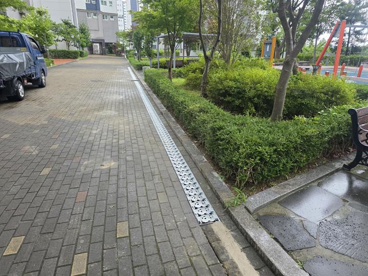 시설물 유지보수 작업 사진