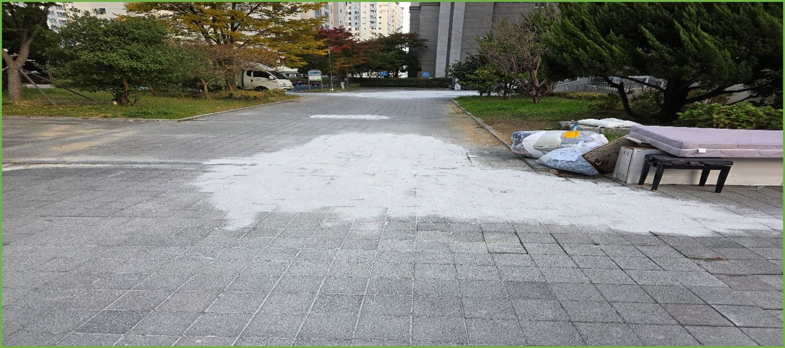 통행로 중앙과 가장자리에 모인 밝은색 입자