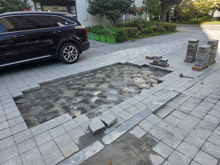 시설물 유지보수 작업 사진