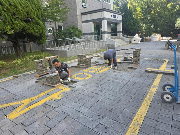 시설물 유지보수 작업 사진