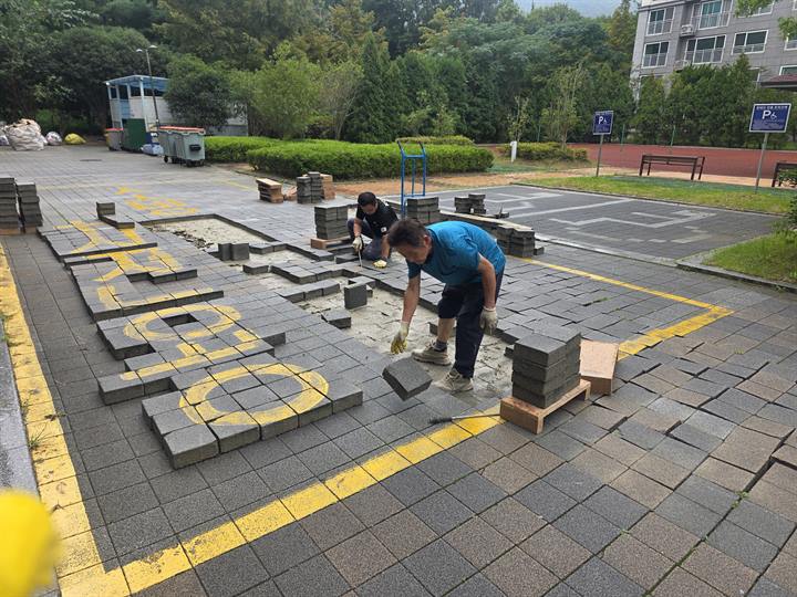 시설물 유지보수 작업 사진