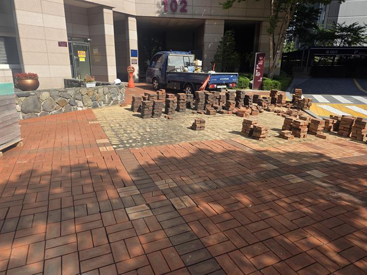 시설물 유지보수 작업 사진