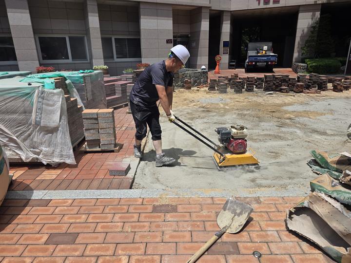 시설물 유지보수 작업 사진